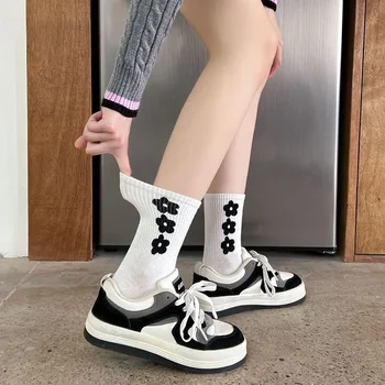 Милые носки с цветочным принтом Для девочек, вязаные хлопковые Эластичные Длинные носки в стиле Харадзюку, Повседневная мода, хип-хоп, скейтборд, Черно-белые носки